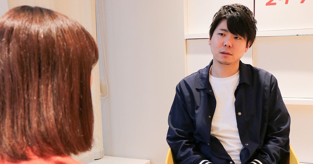 実はデスクが隣同士の二人