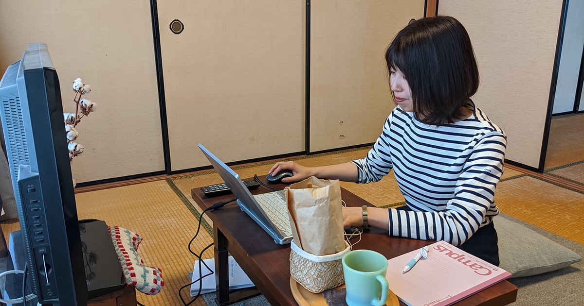 自宅でリモートワークをしている様子